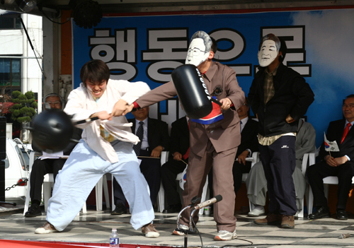 김정일 국방위원장 손에서 핵무기를 빼앗고 있는 퍼포먼스를 벌이고 있는 대회 참가자들. 